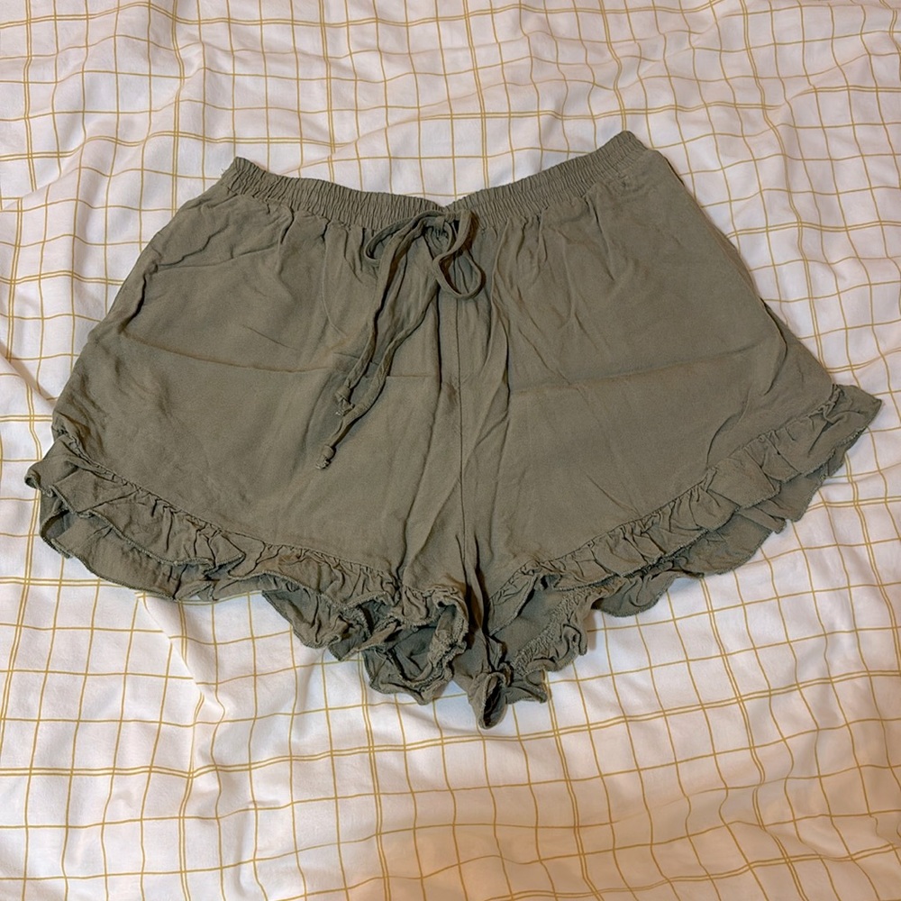 American Eagle Short khaki shorts with pockets (size M)